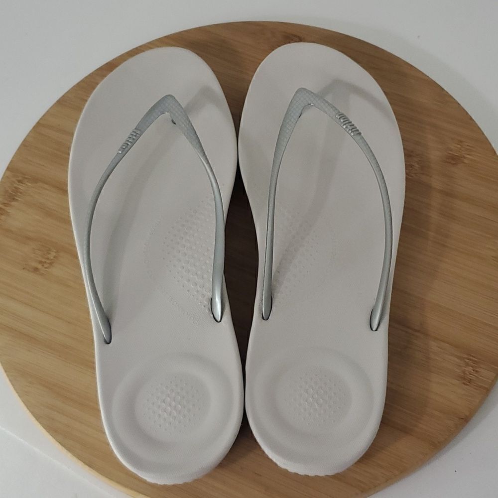 Fitflop Women's Iqushion Ergonomic Flip Flop Sandals White Silver Size 11